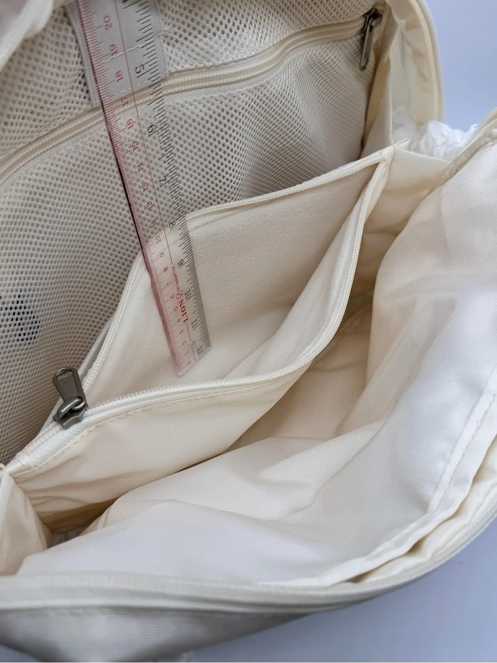 The North Face Base Camp Voyager Sling Bag 11L White Dune Cream Crossbody NWT
